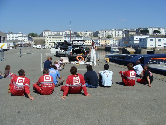 De vrais marins entendent un des leurs.